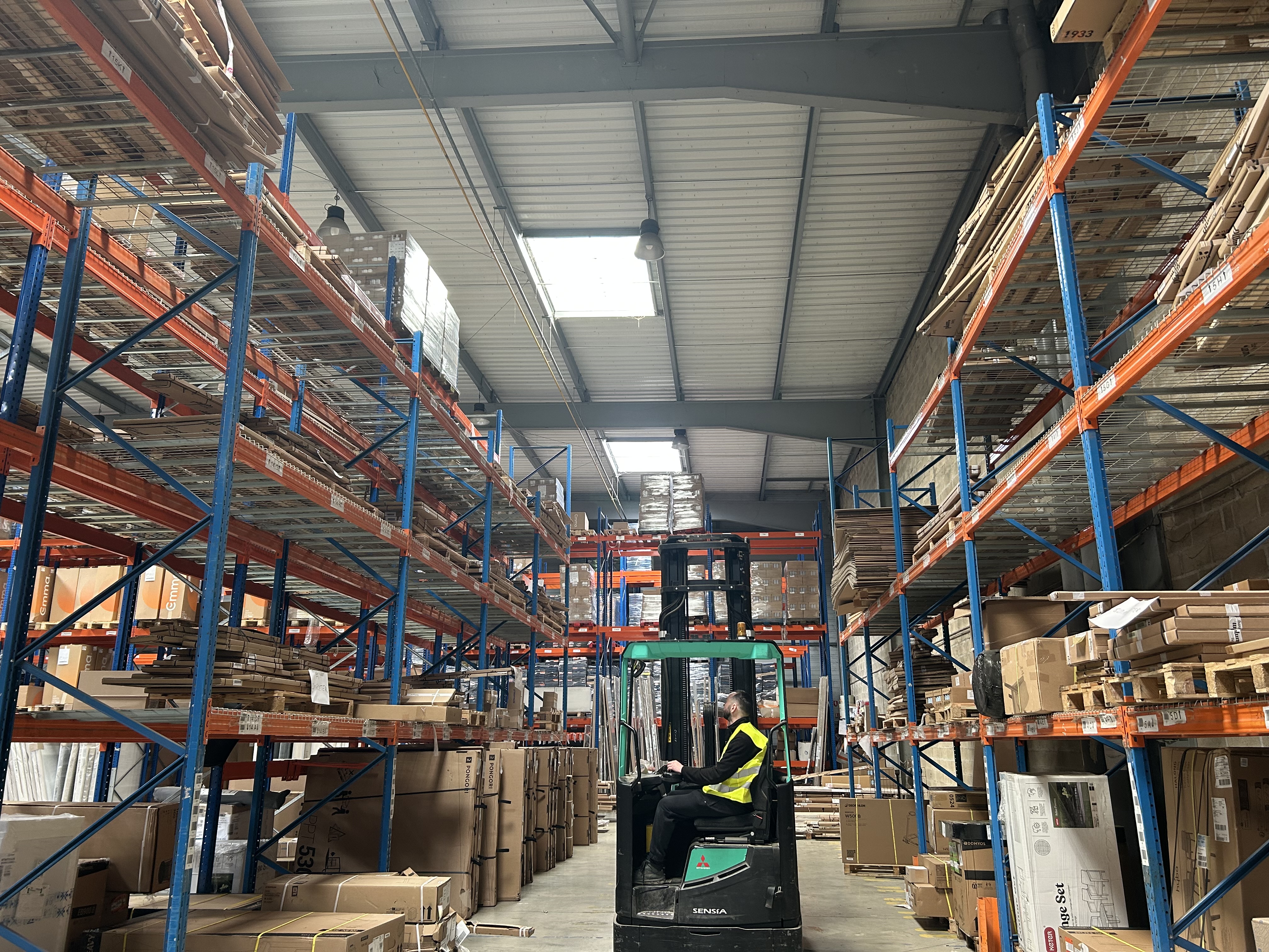Entrepôt logistique DLRT avec chariot élévateur